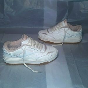 Reebok Sneakers Brand NEW, Women size 9.